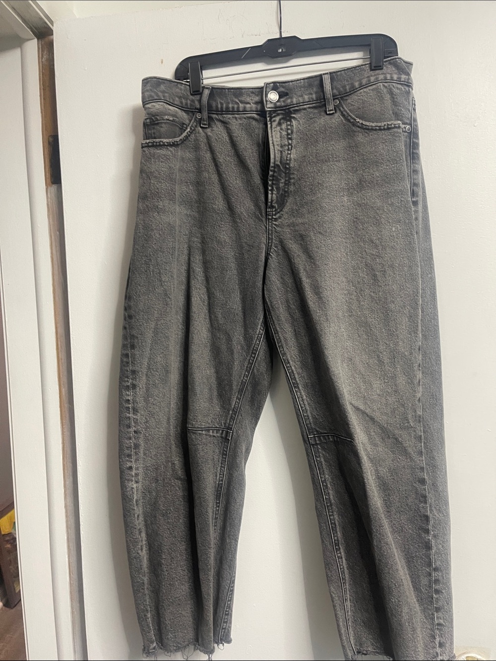Express Women’s Ankle-Length Cropped Jeans in Washed Black/Gray